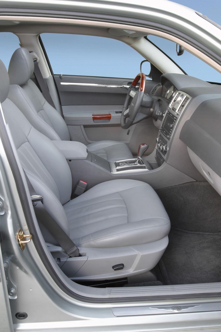 Интерьер Chrysler 300C (LX) 2005 года  (фото 79 из 120)